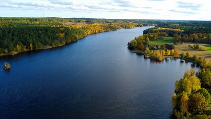 Obraz premium autumn in the mountains, river in the middle forest, foto from a drone 