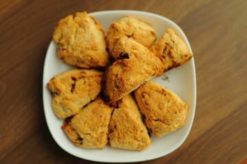 スコーンと四角いお皿