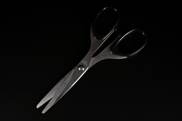 黒背景にハサミ02