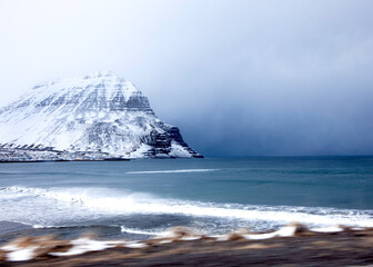 Fototapeta premium waves crashing on the beach