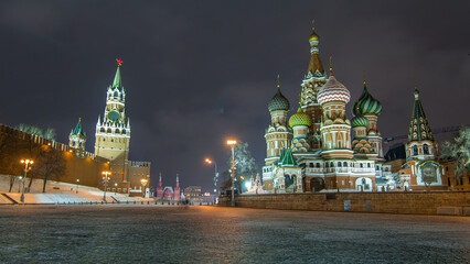 Obraz premium Moscow Kremlin timelapse hyperlapse with Spasskaya tower and Cathedral of St. Basil, Russia. Red Square in winter night