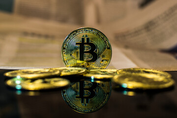 Criptomoneda con reflejo entre otras monedas