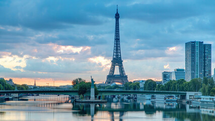 Obraz premium Eiffel Tower sunrise timelapse with boats on Seine river and in Paris, France.