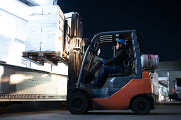 フォークリフトに乗る男性 © hakase420