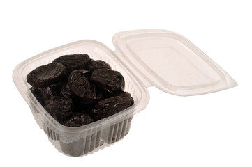 Barquette en plastique de pruneaux en gros plan sur fond blanc