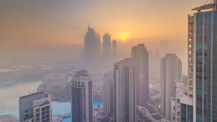 Obraz premium Foggy morning sunrise in downtown of Dubai timelapse.