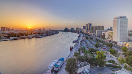 Obraz premium Dubai creek landscape at sunset timelapse with boats and ship near waterfront