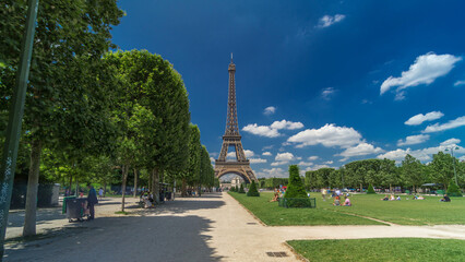 Naklejka premium Eiffel Tower on Champs de Mars in Paris timelapse hyperlapse, France