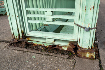 Pont  Corneille à Rouen au dessus de la Seine. Rembarde  rouillée à la base