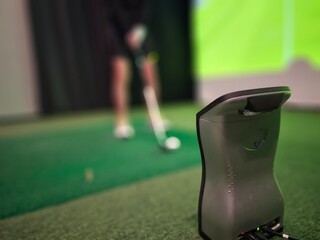 Indoor golf training setup with a focus on swing analysis