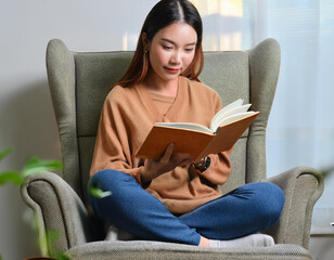 Obraz premium woman reading a book