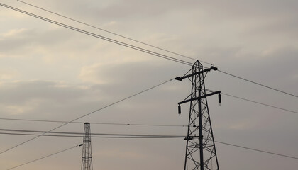 2 Hochspannungsleitungen im Abendhimmel, Diffused lighting, with white tones