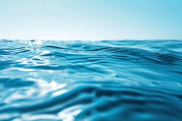Naklejka premium Serene ocean water surface reflecting sunlight, creating a tranquil and calming atmosphere, perfect for nature-themed projects.