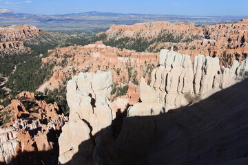 Rote und weiße Felsen am  Inspiration Point im Bryce Canyon Nationalpark	