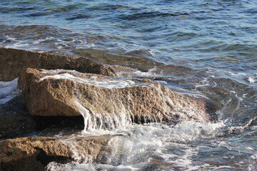sea ​​waves crash against the rocks