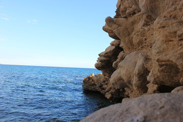 Naklejka premium sea, blue sky and rocks