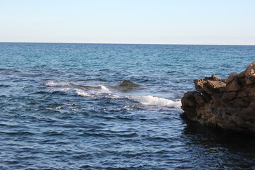 Fototapeta premium sea ​​waves crash against the rocks