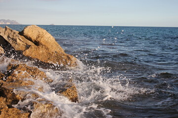Fototapeta premium sea ​​waves crash against the rocks