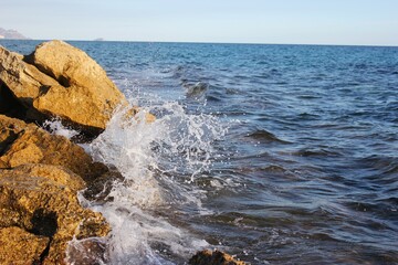 Obraz premium waves crash on rocks