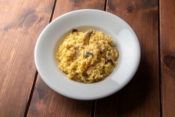 Risotto con funghi e zafferano, cibo italiano 