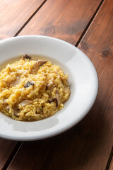 Risotto con funghi e zafferano, cibo italiano 