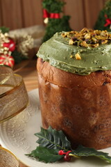 Panetone com recheio e cobertura de pistache