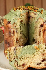 Panetone com recheio e cobertura de pistache