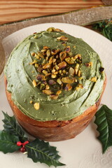 Panetone com recheio e cobertura de pistache