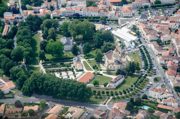 vue aérienne de la ville de Surgères en France