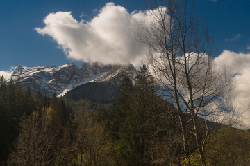 Paesaggio montano della Val di Zoldo nelle Dolomiti bellunesi in una giornata autunnale con cielo azzurro e nuvole