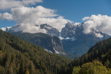 Paesaggio montano della Val di Zoldo nelle Dolomiti bellunesi in una giornata autunnale con cielo azzurro e nuvole