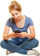 Frau beim Spielen oder Chatten mit Smartphone