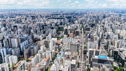 Fototapeta premium Visão aérea do centro urbano da cidade de São Paulo, destacando a grande quantidade de prédios e a arquitetura moderna