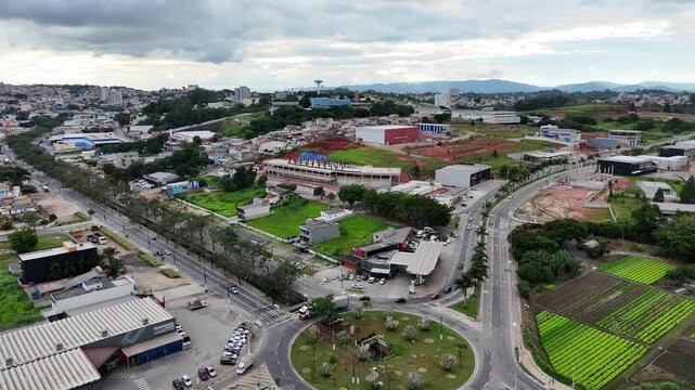 V&iacute;deo com vis&atilde;o a&eacute;rea da cidade de Aruj&aacute;, S&atilde;o Paulo, em um dia nublado, destacando a paisagem urbana, ruas, pr&eacute;dios e a atmosfera tranquila da cidade em meio ao clima nublado