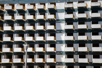 Obraz premium Exterior of Upward view of an apartment building against the sky