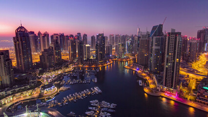 Naklejka premium Dubai marina harbor panorama from night to day transition timelapse