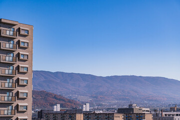 Fototapeta premium 古い団地と山 塩尻市