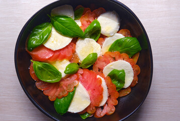Ensala de tomate, queso y albahaca