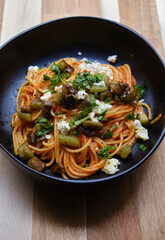 Espaguetis con salsa de  tomate y albaca