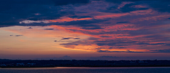 Atardecer con colores vibrantes