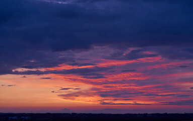 Atardecer con colores vibrantes