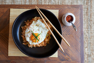 Arroz frito con kimchi y huevo