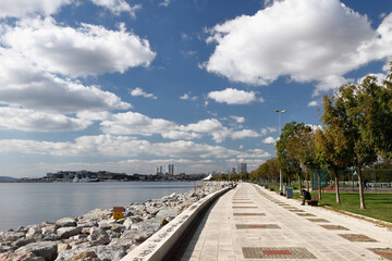 Obraz premium Sea and embankment with boardwalk.. Pendik, Istanbul, Turkey