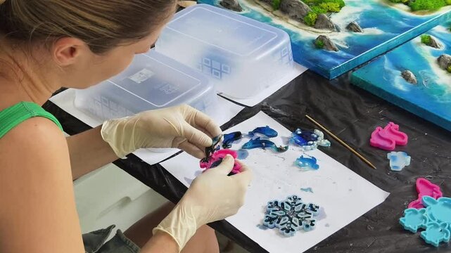 The process of making the art decor of epoxy resin, natural stones and moss