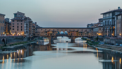 Obraz premium River Arno and famous bridge Ponte Vecchio day to night timelapse after sunset in Florence, Tuscany, Italy