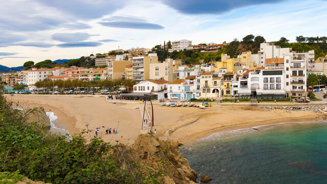 Panor&aacute;mica de la ciudad de Blanes desde Punta Sa Palomera, con playa, edificios y peque&ntilde;as embarcaciones.
