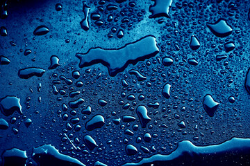 Gotas de lluvia sobre la mesa del patio