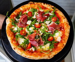 Pizza napolitana con queso y tomate