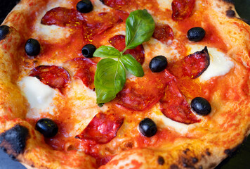 Pizza napolitana con queso y tomate