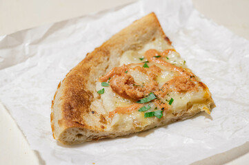 焼きなおした惣菜ピザ